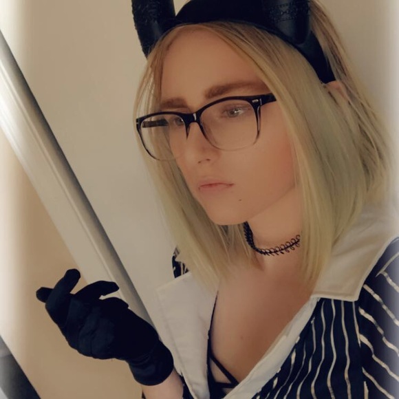 Meet your Posher, Iris - Picture 2 of 2